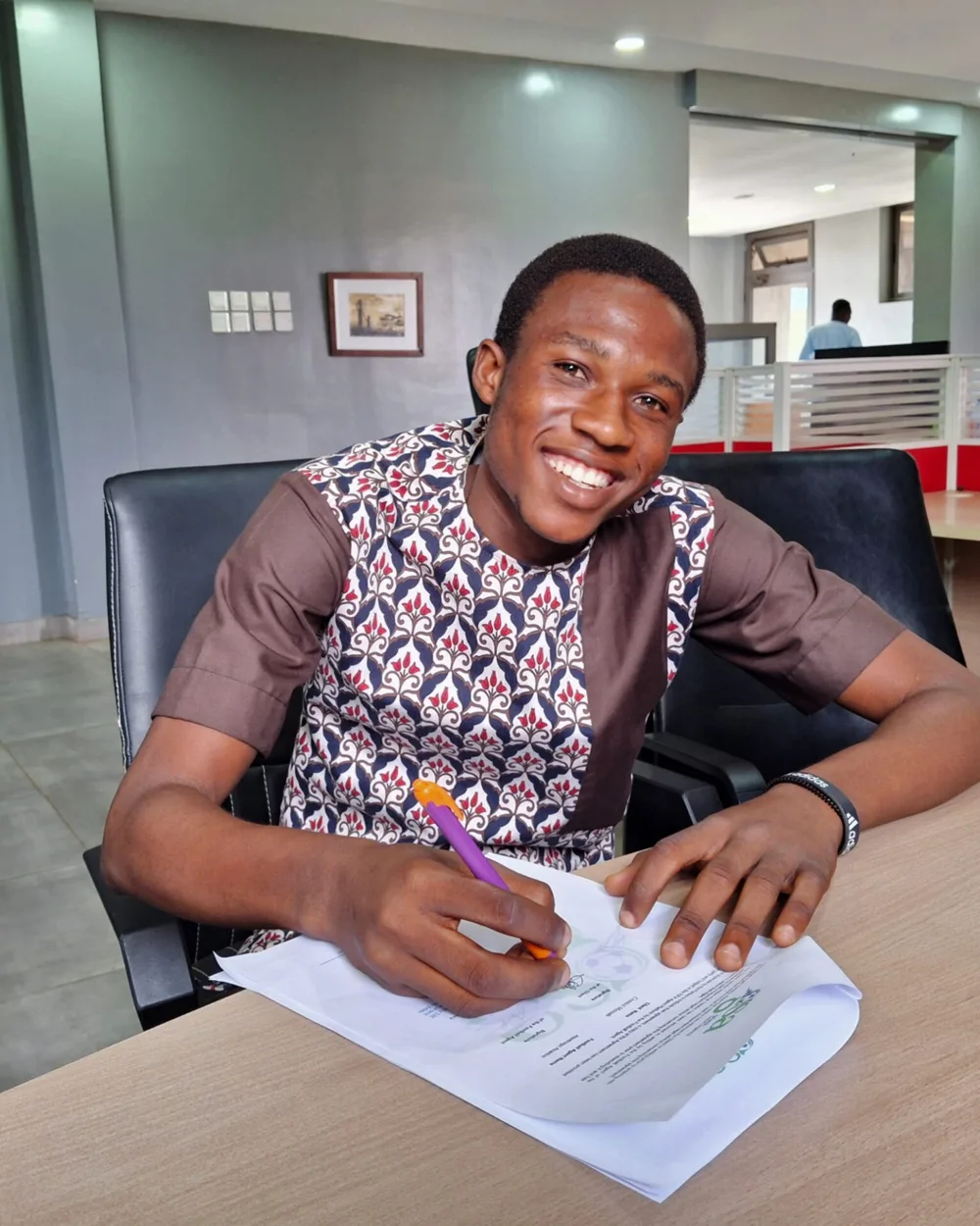 A player signing a representation contract at the GFarok Sports Agency office